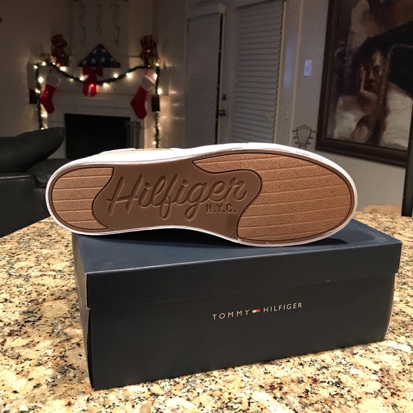 Tommy Hilfiger size 13.. - Picture 3 of 7